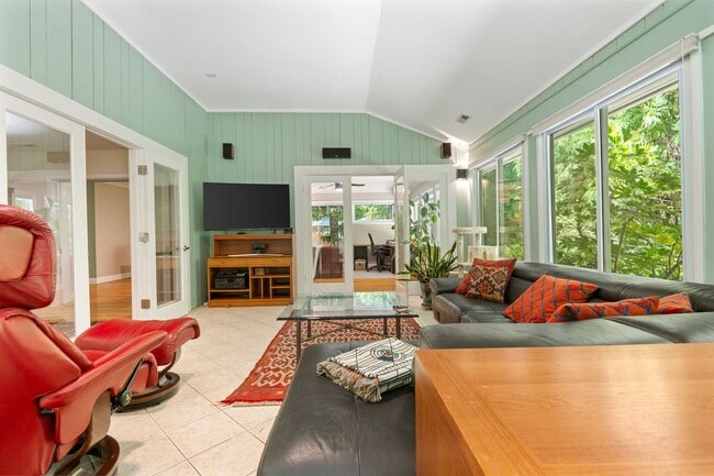 Building Photo - Prestine mid-century modern ranch minutes from Southpoint!- Application Pending
