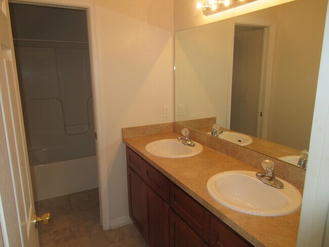Building Photo - 1211 Knollwood Dr