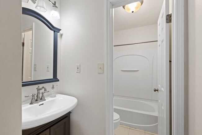 Building Photo - 2005 Lynch St