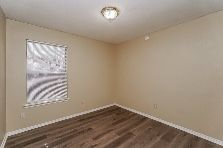 Building Photo - 4001 Periwinkle Dr
