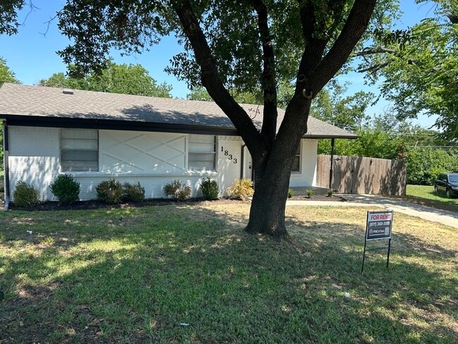 Building Photo - 1833 Grove Cir