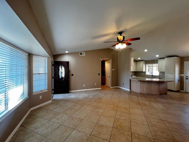 Building Photo - 516 Sun Rose Ave