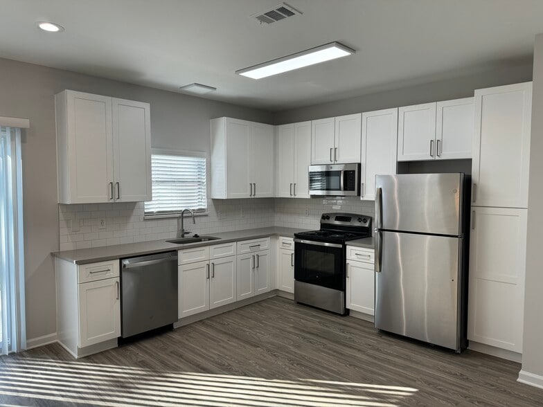 Building Photo - 122 Le Club Dr