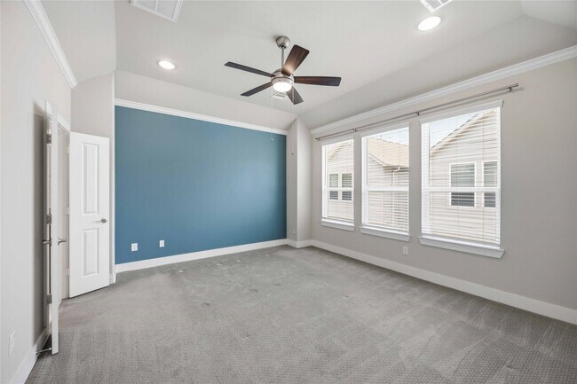 Building Photo - 420 W 28th St