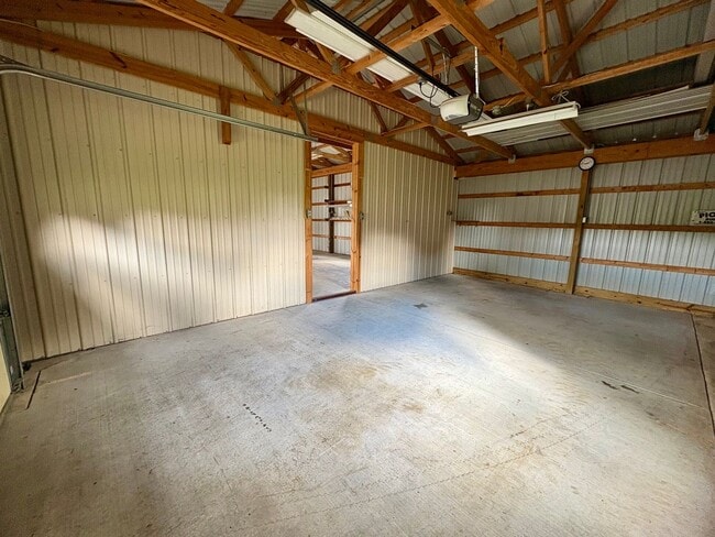 Building Photo - 3 Bedroom 2 Bathroom in Annville w/Huge Ga...