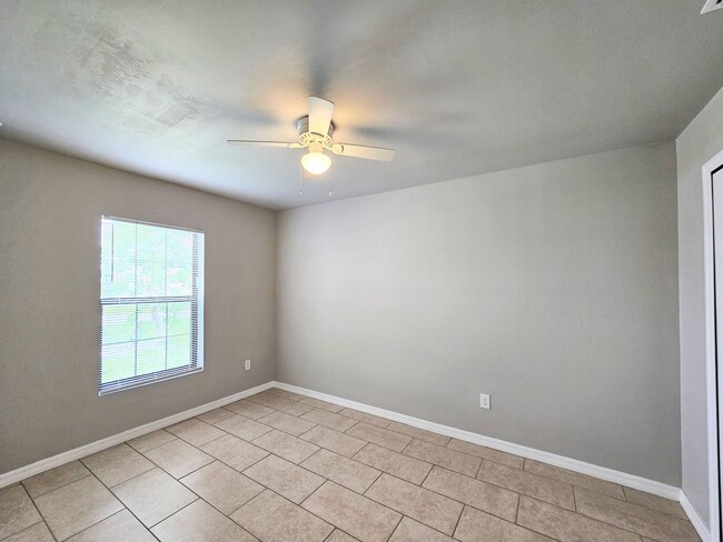 Building Photo - Like New  3 bedroom, 2bath 1 car garage