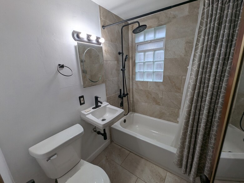 Bathroom - 2340 N Bremen St
