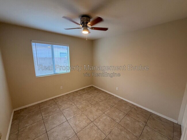 Building Photo - 2335 E Aire Libre Ave
