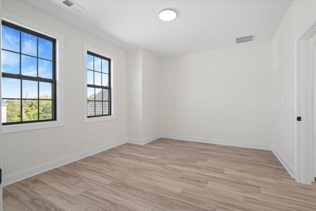 Building Photo - 417 Weston Park