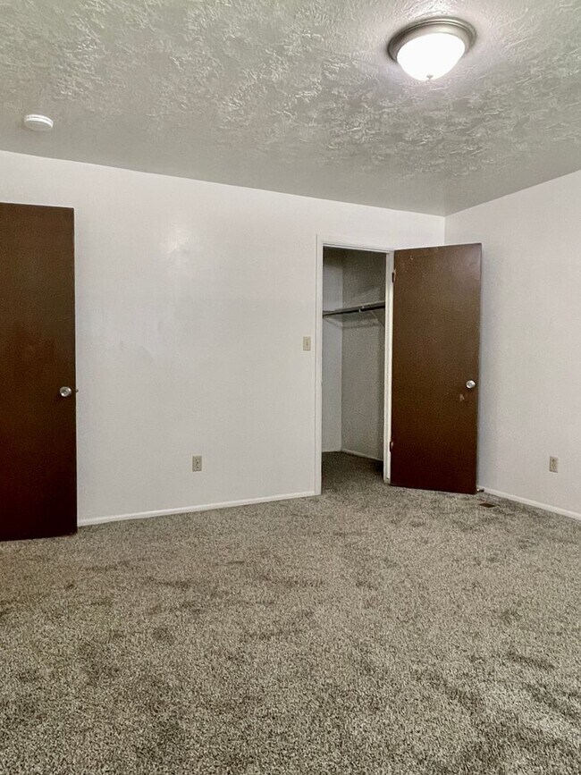 Building Photo - 210 N Pingree Ave