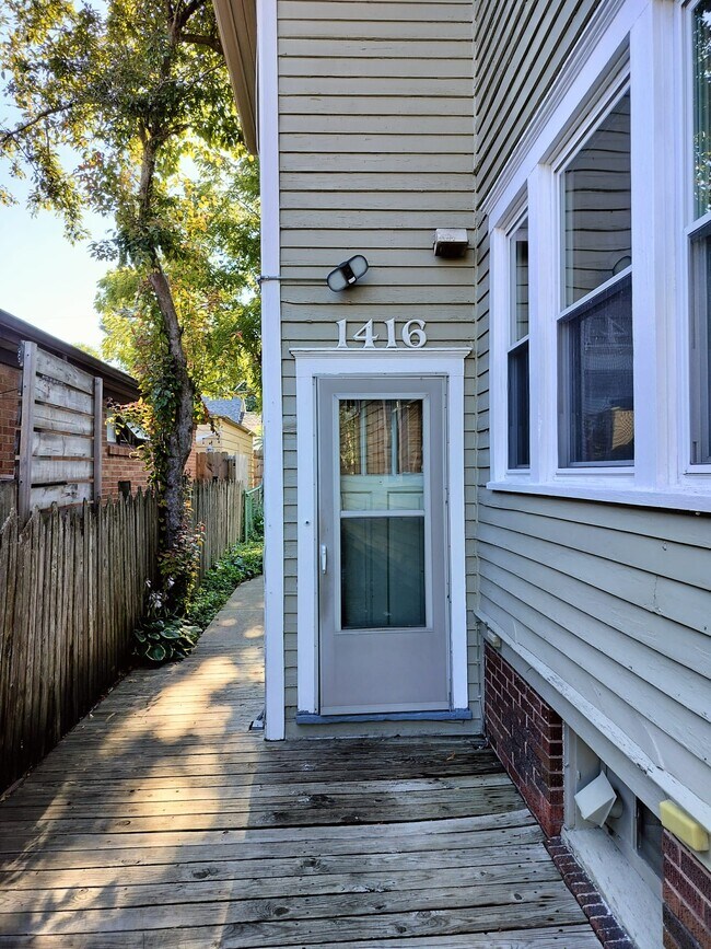 Building Photo - 1414 W Lawn Ave