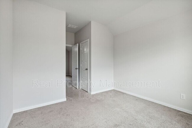 Building Photo - 1833 Meadow Trail Ln