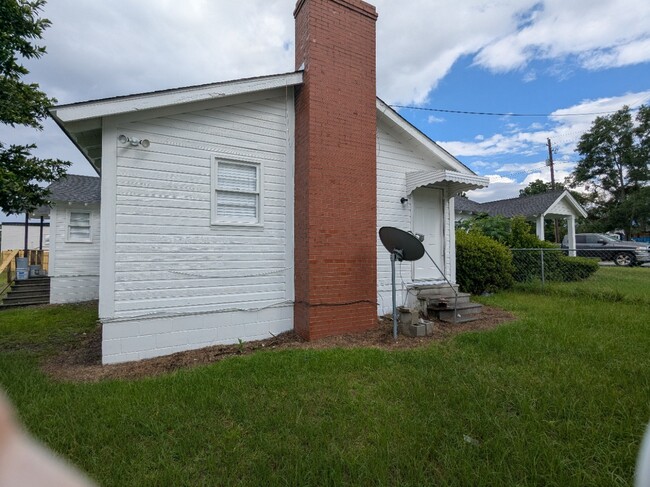 Building Photo - 609 North St W