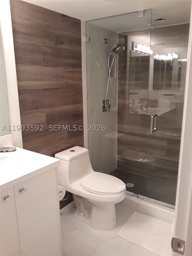 Building Photo - 2555 Collins Ave