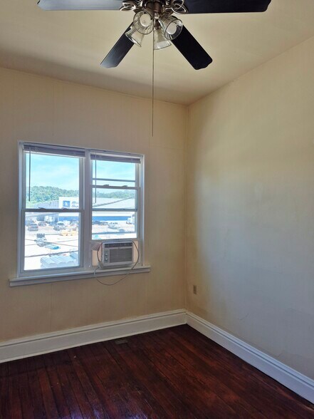 Building Photo - 212 20th St