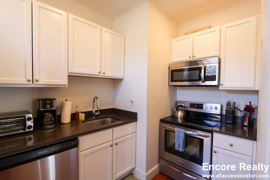 Building Photo - 1874 Beacon St