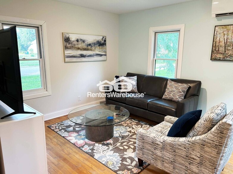 Building Photo - 304 Oak St