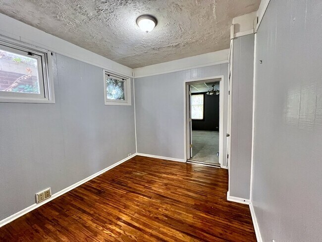 Building Photo - Unique Oakley Ranch!