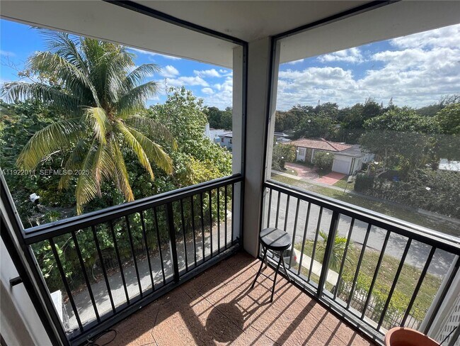 Building Photo - 13455 NE 10th Ave