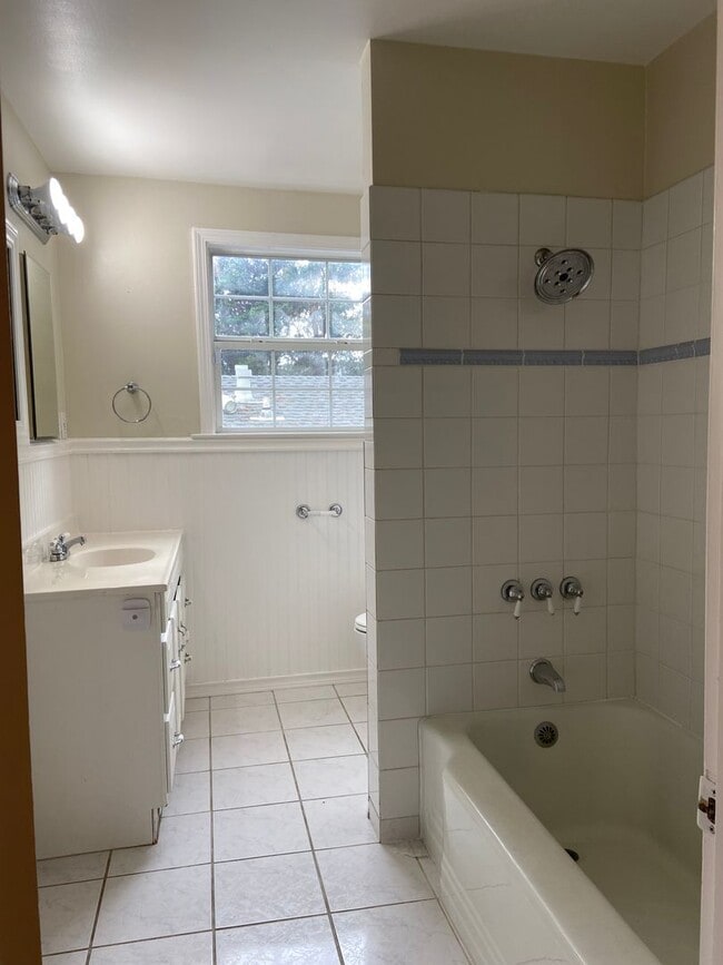 Building Photo - 3 Bed/2Bath Ready to Move In