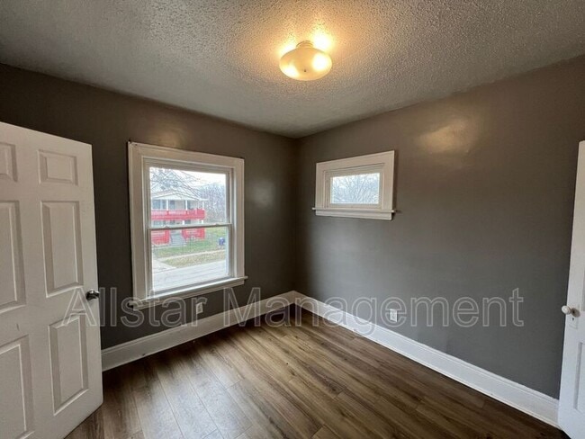 Building Photo - 10006 Lamontier Ave