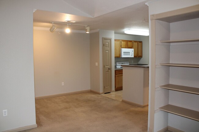 Building Photo - Lovely 2 Bedroom Condo