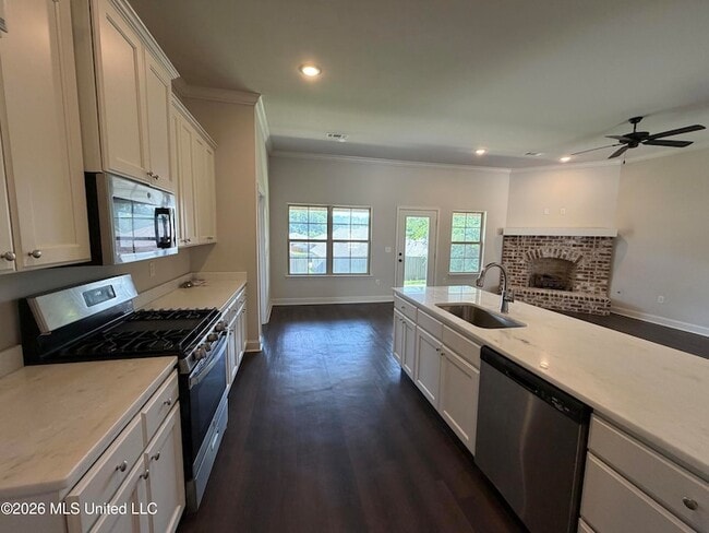 Building Photo - 464 Silver Hill Dr