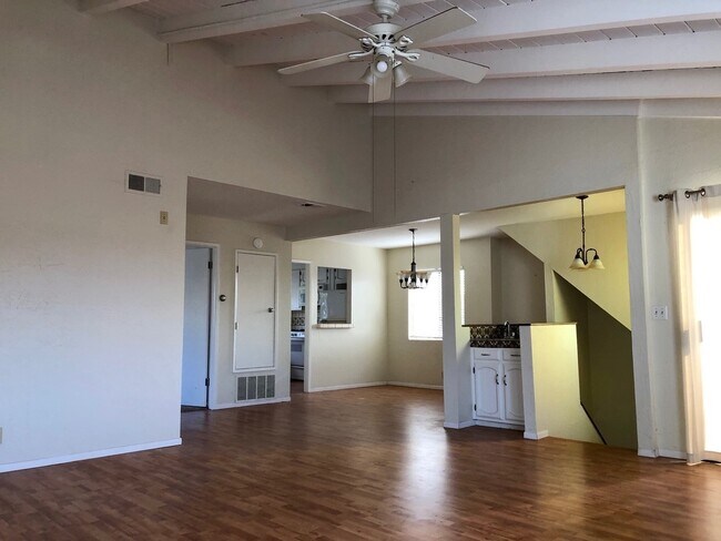 Building Photo - Pierpont Beach Home