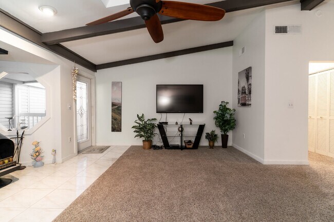 Building Photo - Gorgeous 2/2 condo at Indian Shores