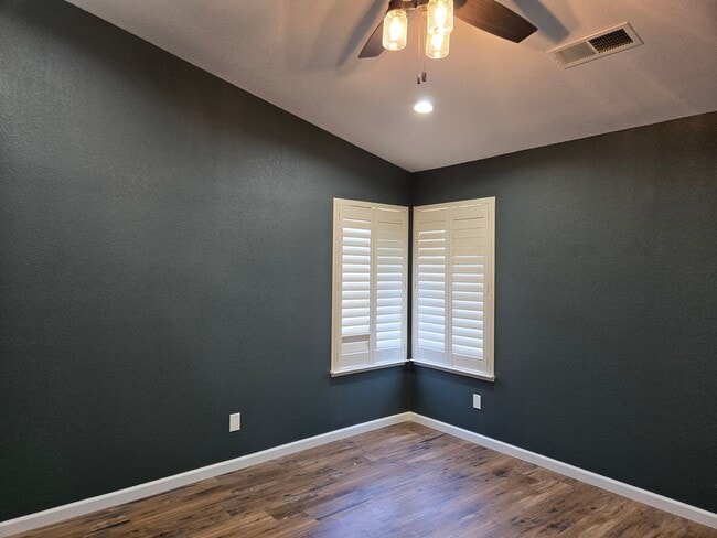 Building Photo - Charming 3BD/2BA Home in Quiet Cul-De-Sac with Solar & Included Landscaping