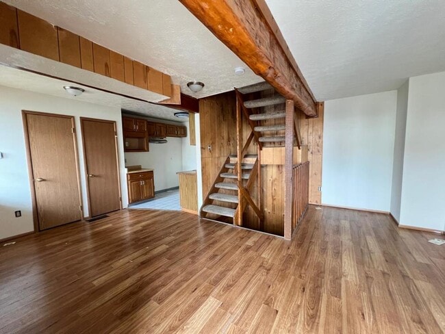 Building Photo - 122 W 9th Ave