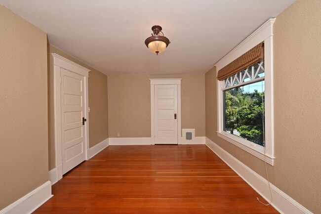 Building Photo - Charming & Spacious 4-Square 3 BR/1.75 BA ...