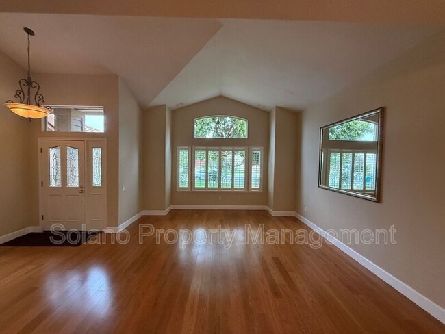 Building Photo - 685 Hillcrest Cir