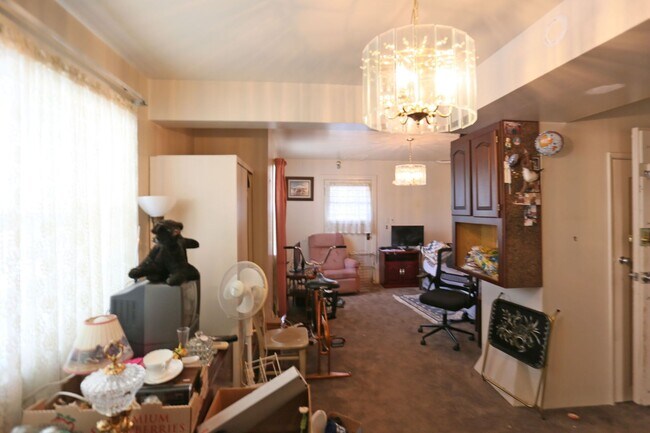 Building Photo - Two-story, 3BR/2.5BA Single family home including Lower-Level Suite with Bath & Kitchenette in Gl...