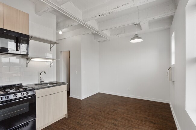 Building Photo - 1325 W Wilson Ave