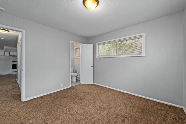 Building Photo - COMING SOON! 5 Bedrooms, 2 Bathrooms in Ka...