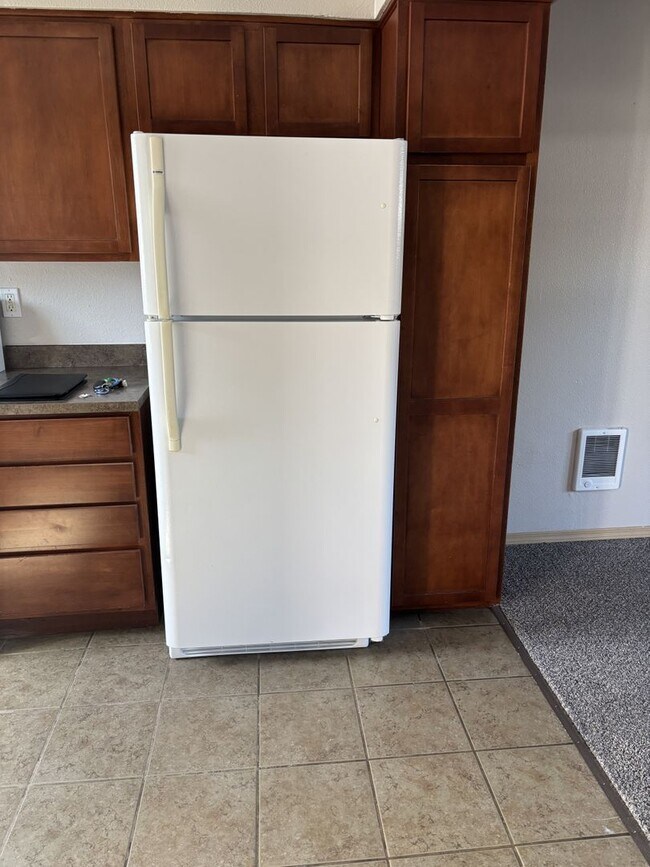 Building Photo - 1ST FULL MONTH'S RENT FREE Pet-friendly Townhouse Near Parks and Downtown Newberg  Showings Start...