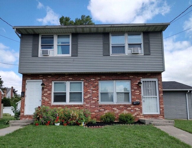 Building Photo - Adorable Townhome