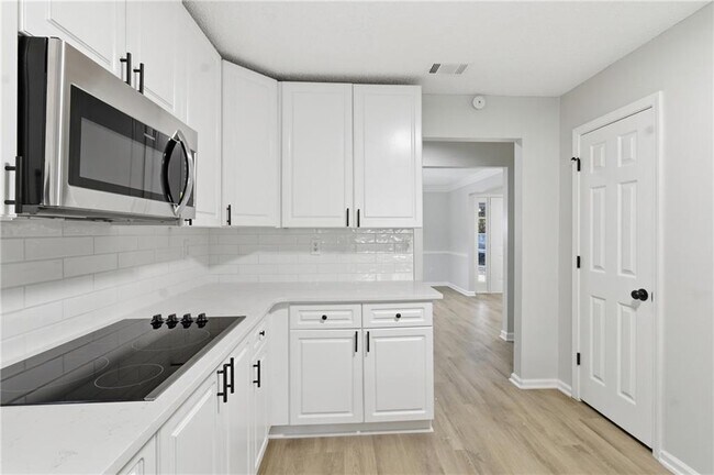 Building Photo - 2110 Meadow View Ct