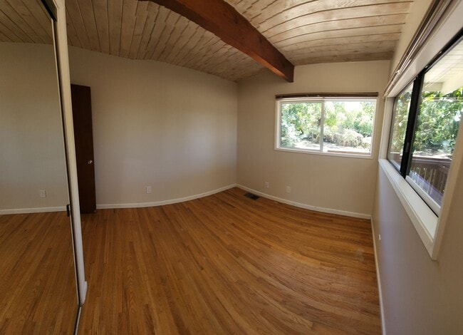 Building Photo - Large 5 Bedroom Home close to Poly Campus!!