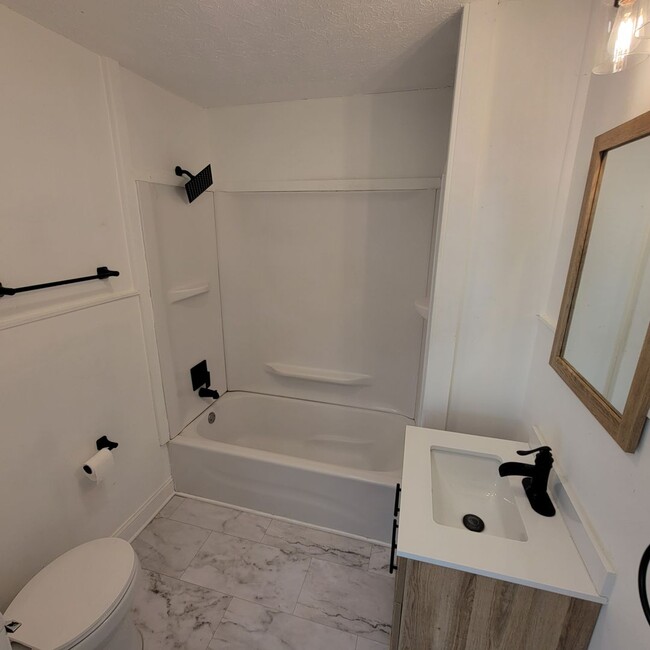 Building Photo - 166 E 16th St