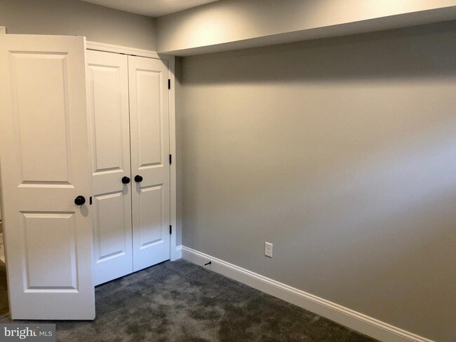 Building Photo - 632 S Decker Ave