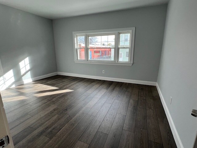 Large Master Bedroom Suite - 635 Broadway St
