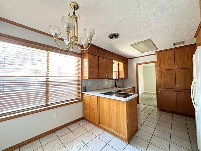 Building Photo - 6102 Howland Ct