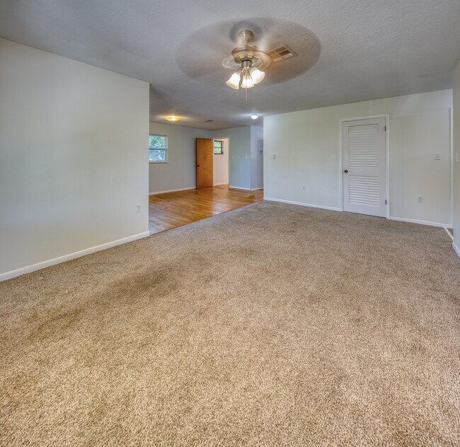 Building Photo - 111 N Lakeside Dr