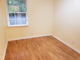 Building Photo - 1400 Kinnard Dr