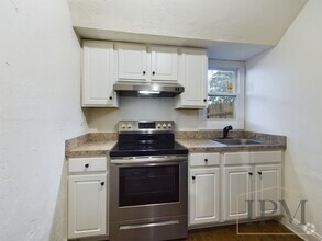 Building Photo - Cozy Recently Renovated 3 Bedroom Home Loc...