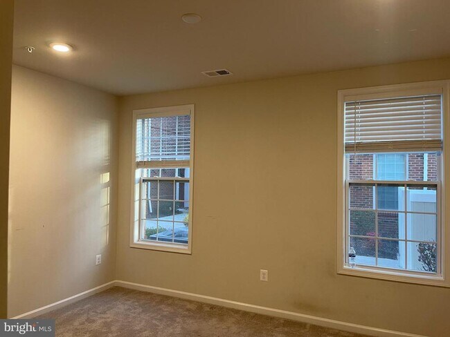Building Photo - 23255 Milltown Knoll Square
