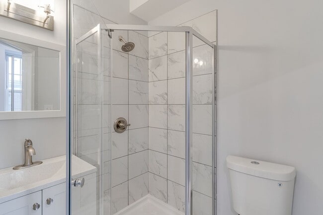 Building Photo - Newly Renovated Temple Apartment
