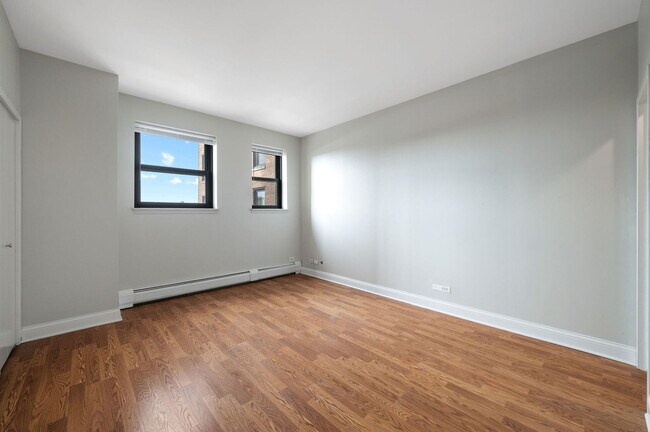 Building Photo - 2100 N Lincoln Park W